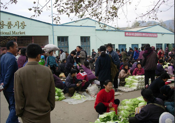 ▲ 북한 장마당의 일반적인 모습. 최근 北외화벌이 기관들이 중국산 제품을 수입한 뒤 장마당에 내다팔면서 일반 주민과 농민들의 생계를 위협하고 있다고 한다. ⓒ북한전문매체 '뉴포커스' 보도화면 캡쳐.