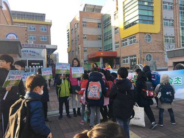 ▲ 대구 달성군(군수 김문오) 보건소는 14일 유가면 비슬초등학교 운동장에서 전교생 870여명 대상 등굣길 아침걷기운동 캠페인을 전개했다.ⓒ달성군보건소