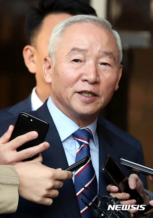 ▲ 남재준 전 국가정보원장이 9일 서울중앙지검에서 밤샘 조사를 받은 뒤, 취재진의 질문에 답하고 있다. ⓒ 사진 뉴시스