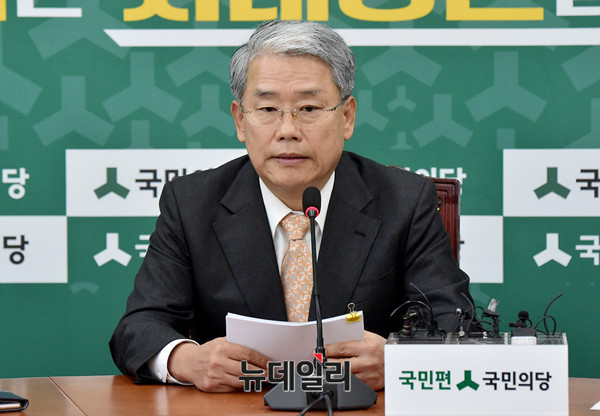 ▲ 국민의당 김동철 원내대표가 15일 오전 국회에서 열린 최저임금 인상대책 문제점 기자간담회에서 발언을 하고 있다. ⓒ뉴데일리 DB