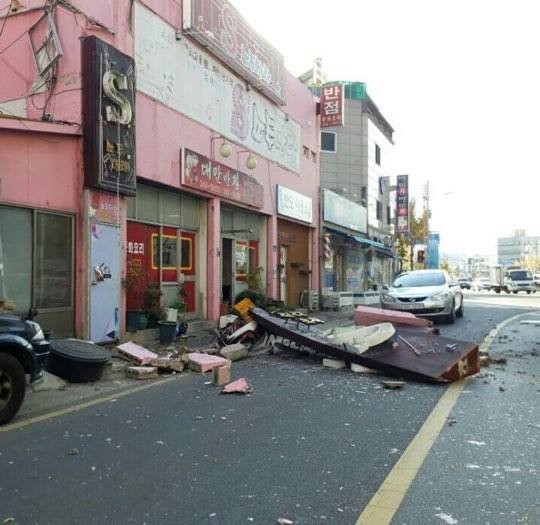 경북 포항시 규모 5.5지진으로 인해 건물 외벽이 무너졌다. ⓒ페이스북 캡처