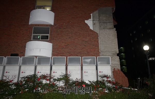 ▲ 경북 포항시 규모 5.5지진으로 인해 건물 외벽이 무너졌다. ⓒ페이스북 캡처