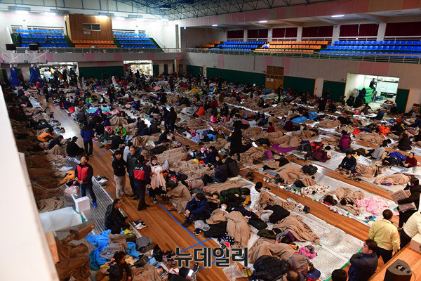 ▲ 경북 포항시 규모 5.5지진으로 인해 건물 외벽이 무너졌다. ⓒ페이스북 캡처