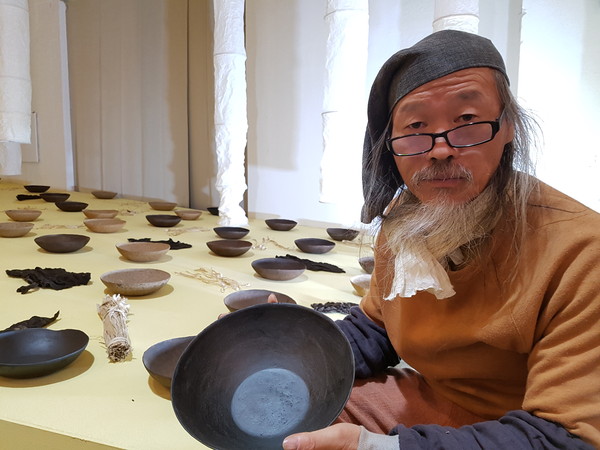 ▲ 녹조를 이용해 공예품을 만들어낸 이국종씨.ⓒ청주시