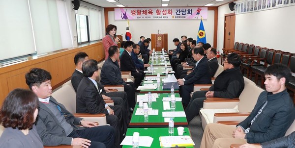 ▲ 김양희 충북도의장이 15일 학교체육시설 사용 동호회 대표들과 간담회를 열고 관련 조례 개정 의지를 밝혔다.ⓒ충북도의회