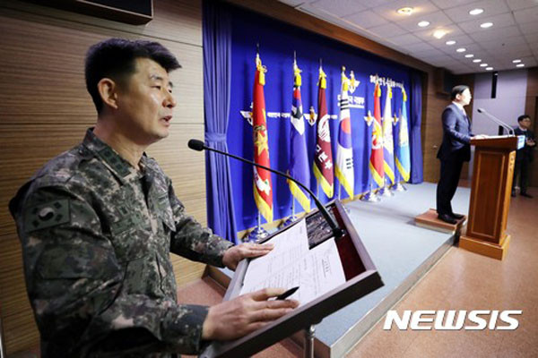 지난 14일, 합동참모본부와 국방부는 북한군 병사가 JSA를 통해 귀순할 당시 상황을 브리핑했다. ⓒ뉴시스. 무단전재 및 재배포 금지.