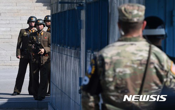 ▲ JSA에서 남북 양측이 감시 중인 모습. 이런 모습은 외부 방문객이 있을 때만 볼 수 있다고 한다. ⓒ뉴시스. 무단전재 및 재배포 금지.