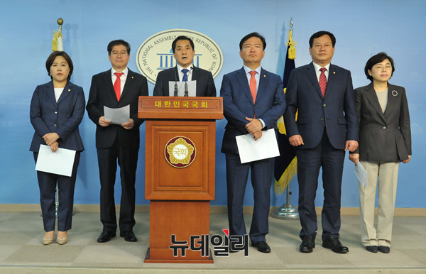 ▲ 2일 오후 서울 여의도 국회 정론관에서 박대출(왼쪽 세번째) 의원을 비롯한 과학기술정보방송통신위원회 소속 자유한국당 의원들이 기자회견을 열고 방송문화진흥회 이사회의 고영주 이사장 불신임안 가결 처리에 대해 원천 무효를 주장하고 있다. 왼쪽부터 송희경·김성태·박대출·민경욱·이은권·김정재 의원. ⓒ뉴데일리 이종현 기자