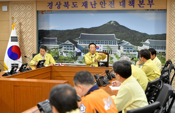 ▲ 김관용 경북도지사 주재로 15일 오후 경북도가 긴급 재난안전대책본부 회의를 갖고 인명피해 및 피해상황에 나섰다.ⓒ경북도