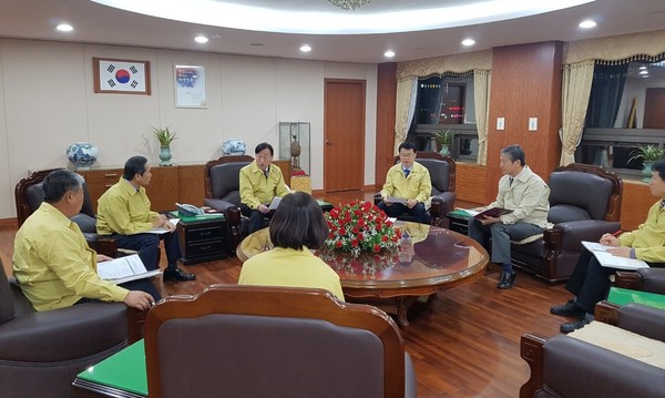 ▲ 설동호 대전시교육감이 15일 밤 시 교육청 간부들과 수능연기와 관련해 긴급대책회의를 하고 있다.ⓒ대전시교육청