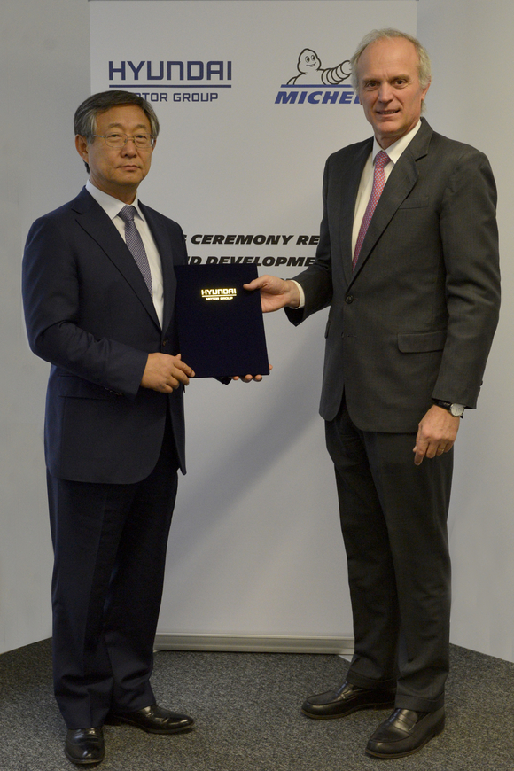 ▲ 양웅철 현대차 부회장(왼쪽)과 플로랑 미네고 미쉐린 부회장(오른쪽)이 ‘현대자동차-미쉐린 기술협력’ 계약을 체결했다.ⓒ현대차