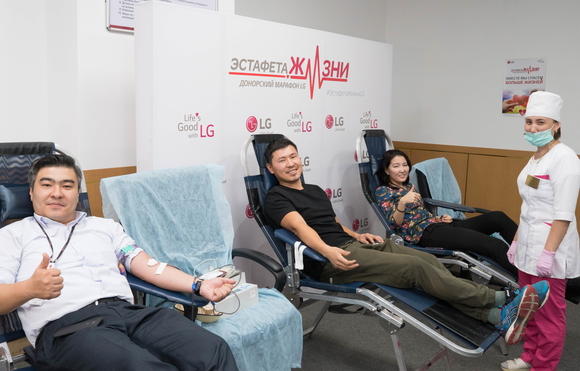 ▲ LG전자 카자흐스탄 법인 소속 직원들이 헌혈캠페인 '2017 라이프스 굿 위드 LG'에 참여하는 모습. ⓒLG전자