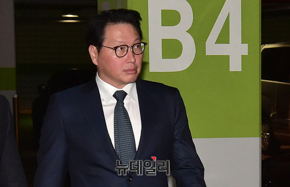 ▲ 최태원 SK 회장이 15일 오후 서울 서초구 양재동 서울가정법원에서 진행된 아내 노소영 아트센터 나비 관장과의 이혼소송 첫 조정기일에 출석하고 있다. ⓒ이종현 기자