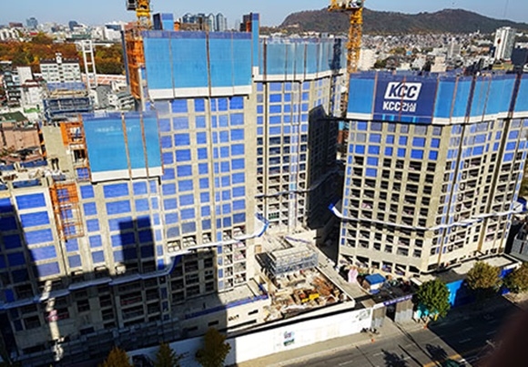 ▲ KCC건설이 시공 중인 '효창파크 KCC스위첸' 공사 현장. ⓒKCC건설