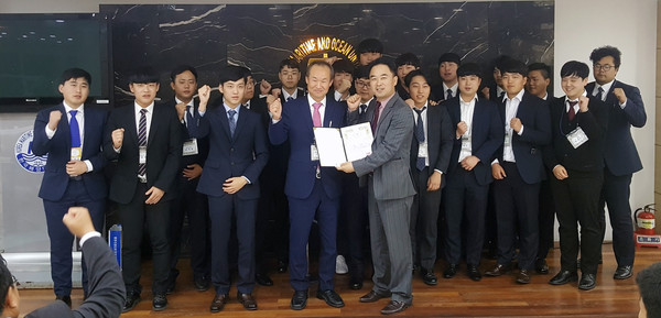 ▲ 청주대학교 재료시공연구실 연구원과 교수, 건축공학과 학부생들이 2017년 한국건축시공학회 추계학술발표대회 및 시공기술대전에서 수많은 수상을 차지한 뒤 기념촬영을 하고 있다.(앞줄 오른쪽은 청주대학교 건축공학과 한민철 교수)ⓒ청주대