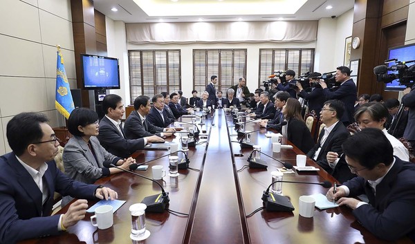 문재인 대통령이 지난 15일 '수능 연기'를 결정했다. 사진은 지난 30일 수석보좌관 회의. ⓒ청와대 제공
