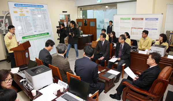 ▲ 김병우 충북교육감이 16일 청주교육지원청을 방문해 수능연기로 인한 대처 상황을 점검하고 있다.ⓒ충북교육청