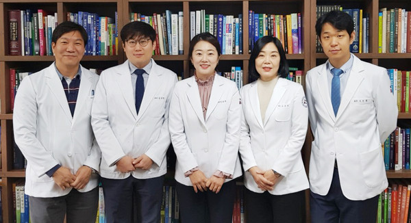 ▲ 세계인명사전에 동시에 등재된 대구보건대학교 물리치료과 교수 5명이 학과 연구실에서 기념 촬영을 했다. 사진 왼쪽부터  이재홍, 이전형, 김은정, 고주연, 이진환 교수.ⓒ대구보건대