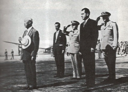 이승만 대통령이 워싱턴 내셔널 공항에 도학, 닉슨 부통령이 영접하여 환영행사를 하고있다.