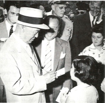 ▲ 링컨 기념관을 방문한 이대통령에게 사인을 받는 어린이들.