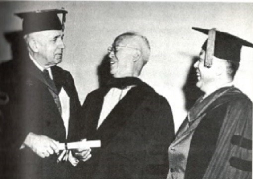 모교 조지워싱턴 대학에서 명예법학박사 학위를 받다.