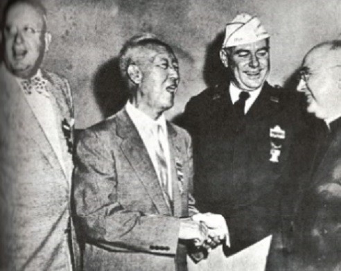 ▲ 필라델피아 '외국참전용사회' 연설, 역전의 용사들과 환담하는 이승만 대통령.