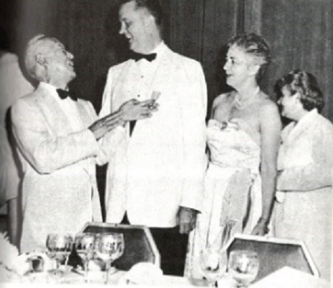 ▲ 한국을 원조한 미국 민간단체 '한미재단' 이사장 러스크에게 훈장 수여.