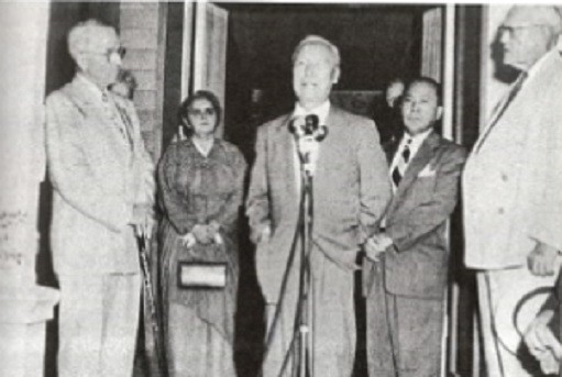 은퇴한 트루먼 대통령(왼쪽)을 미주리 인디펜던스 자택으로 방문한 이승만 대통령이 감사 연설을 하고 있다.