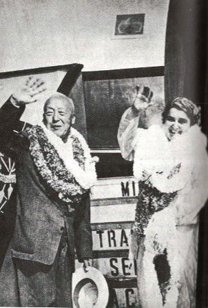 ▲ 제2의 고향 하와이 방문을 마치고 귀국길에 오르는 이대통령 부부.