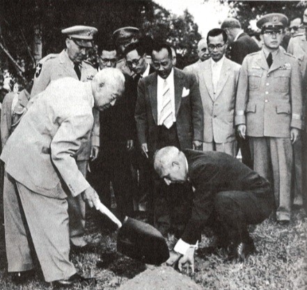 마운트 버논의 워싱턴 묘소와 알링턴 묘지에 '한국 단풍나무'를 기념 식수하는 이승만 대통령.