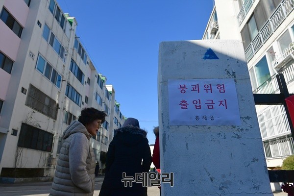 ▲ 15일 오후 경북 포항에서 발생한 규모 5.4의 강진으로 포항 시내에 위치한 한 연립주택건물에 '출입금지' 라는 안내글이 붙어있다. ⓒ 뉴데일리 정상윤 기자.