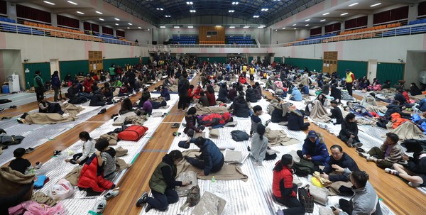 ▲ 지진 피해를 입은 포항 주민들이 대피소에 모여있다. ⓒ뉴시스