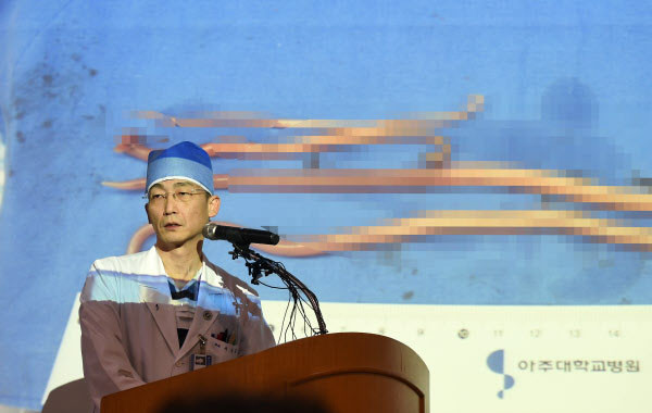 ▲ JSA로 귀순한 북한군 병사를 치료하고 있는 이국종 아주대 병원 교수가 지난 15일 브리핑을 하는 모습. 뒤로 보이는 것이 북한군 병사의 소장에서 나온 기생충이다. ⓒ뉴시스. 무단전재 및 재배포 금지.