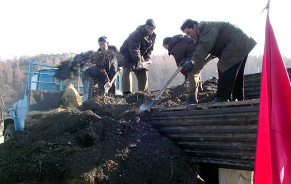 ▲ 북한 정권이 주민들에게 강요한 '거름 밀어내기 전투'의 한 장면. 김정은 정권은 지난 3월 주민들에게 가구당 1톤의 인분을 상납하라고 지시해 원성을 사기도 했다. ⓒ北선전매체 화면캡쳐.