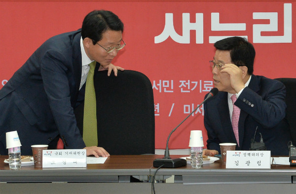 ▲ 자유한국당 김광림 정책위의장이 한때 정책위의장~수석부의장으로 호흡을 맞췄던 같은 당 김상훈 의원과 회의에 앞서 대화를 나누고 있는 모습(자료사진). 두 의원은 한국당 내의 대표적인 경제통 의원으로 분류되고 있다. ⓒ뉴시스 사진DB