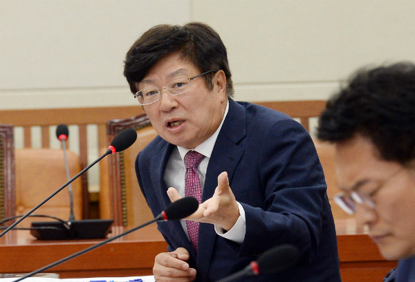 ▲ 최근의 보수대통합을 통해 자유한국당에 다시 함께 하게 된 이종구 의원은 당내 3선 이상의 의원 중 경제통으로 확고한 위상을 가지고 있다(자료사진). ⓒ뉴시스 사진DB