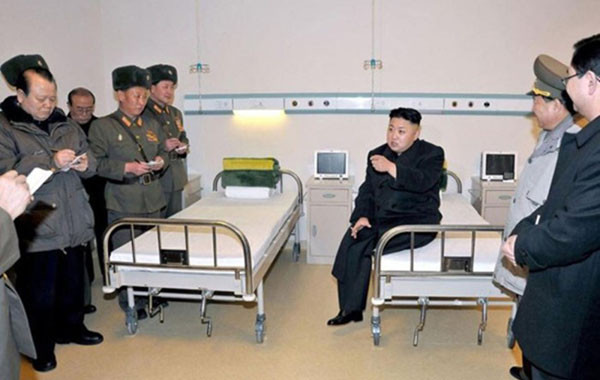 ▲ 김정은의 '흡연습관'은 최악이다. 사진은 평양 대성산 종합병원 시찰 중 병실에서 담배를 피우는 김정은. ⓒ北선전매체 화면캡쳐.