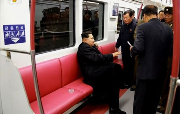 새로 개통한 평양 지하철에서 담배를 피우는 김정은. 중국인들마저 싫어할 만 하다. ⓒ北선전매체 화면캡쳐.