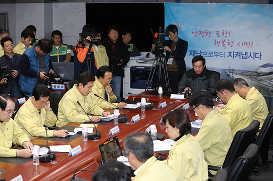 ▲ 이낙연 국무총리가 16일 포항시청을 찾아 지진피해와 관련한 상황을 보고받고 있다.ⓒ포항시