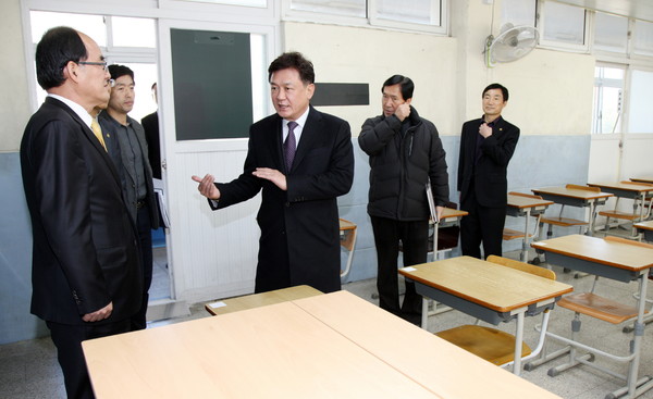 ▲ 김병우 충북교육감이 16일 포항 지진여파로 수능이 연기된 후 관내 시험장학교를 방문해 시설을 점검하고 있다.ⓒ충북교육청