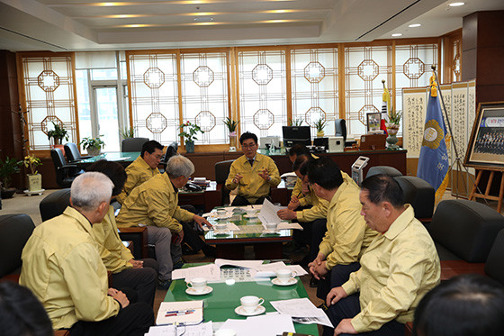 ▲ 포항시의회가 16일 아침 의장단과 상임위원장단 긴급 간담회를 개최하고 피해 복구에 나섰다.ⓒ포항시의회