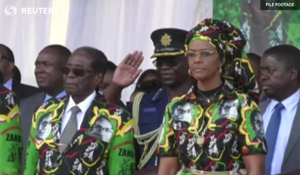 과거 로버트 무가베 짐바브웨 대통령과 영부인 그레이스 무가베. ⓒ英로이터 통신 관련보도 화면캡쳐.