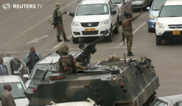 지난 15일(현지시간) 짐바브웨 수도 하라레 시대를 점령한 쿠데타 군부의 장갑차. ⓒ英로이터 통신 관련보도 화면캡쳐.