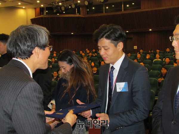 ▲ 방성주(연세대 정치학과 대학원 석사과정)씨가 16일 오후 국회도서관에서 열린 전국대학원생 안보학술대회에서 이상진 국방대학교 관리대학원장으로부터 상장을 수여받고 있다. ⓒ뉴데일리 정도원 기자