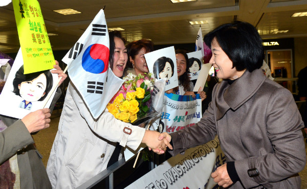 더불어민주당 추미애 대표가 15일(한국시각) 워싱턴 덜레스 국제공항에 도착해 현지 동포들의 환영을 받고 있다. ⓒ뉴시스 사진DB