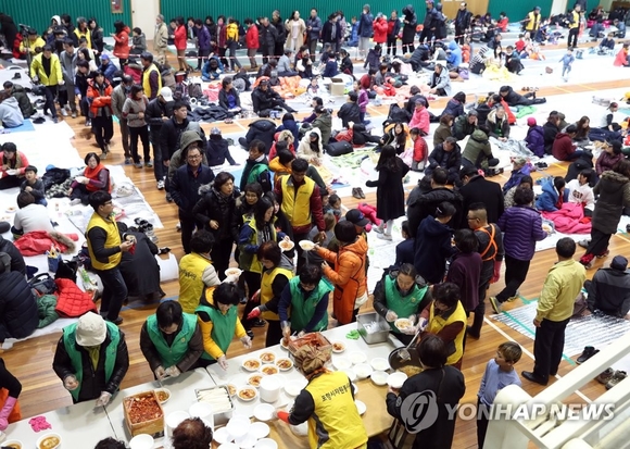 ▲ 포항 지진 피해로 인해 이재민들이 인근 체육관으로 대피한 모습.ⓒ연합뉴스