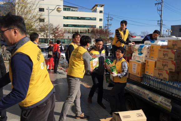 ▲ 이마트 포항점 지진 구호물품 전달. ⓒ이마트