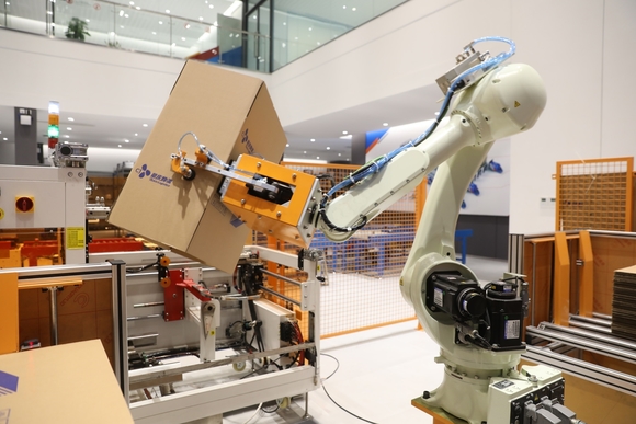 ▲ 중국 TES 센터에 전시된 포장 로봇 ⓒ CJ대한통운