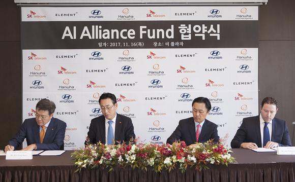 ▲ 16일 오전 서울 플라자호텔에서 열린 ‘AI 얼라이언스 펀드’ 설립 협약식 모습. 사진 왼쪽부터 김용현 한화자산운용 대표이사, 유영상 SK텔레콤 전략기획부문장, 지영조 현대자동차 전략기술본부장 및 엘리먼트 AI CEO 장 프랑스와 가녜(Jean-François Gagné).ⓒ현대자동차