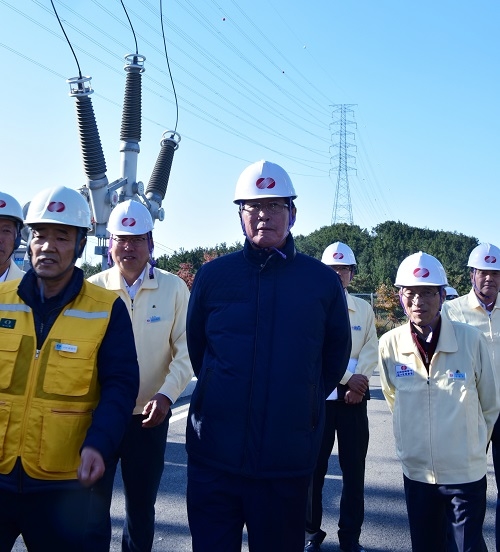 ▲ 한국전력공사 조환익 사장은 16일 포항 지진 진원지 인근지역인 북포항지사를 찾아 흥해변전소 등 주요 전력설비에 대한 긴급 현장 점검을 실시했다. ⓒ 한국전력
